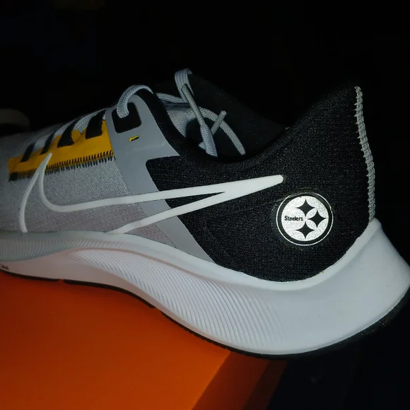 Nike Air Zoom Pegasus 38 in Wolf Grey and Black Pittsburg Steelers. - Picture 4 of 8
